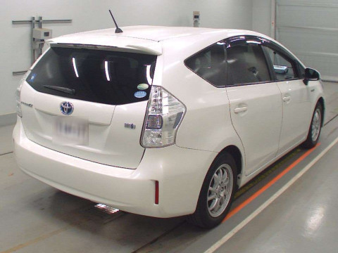 2013 Toyota Prius alpha ZVW41W[1]