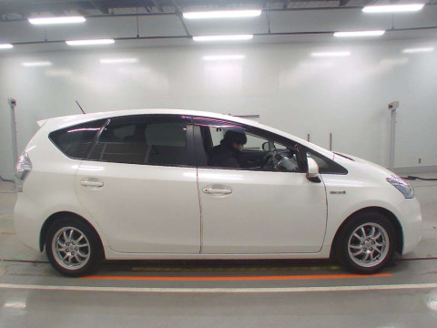 2013 Toyota Prius alpha ZVW41W[2]