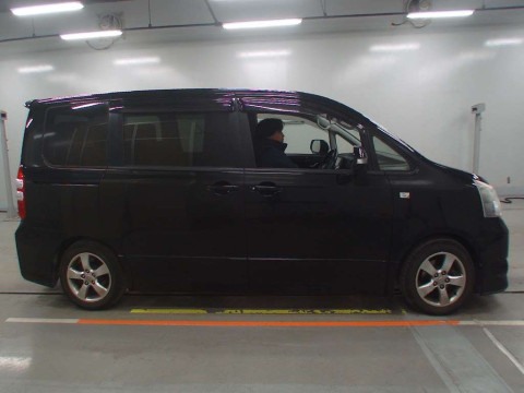 2013 Toyota Noah ZRR70W[2]