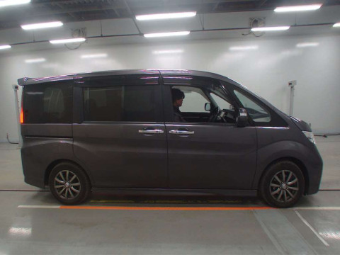 2015 Honda Step WGN Spada RP3[2]