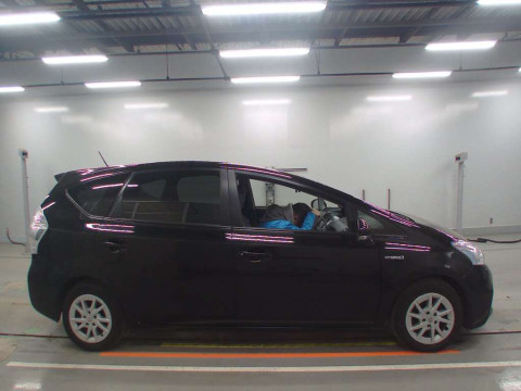 2013 Toyota Prius alpha ZVW41W[2]