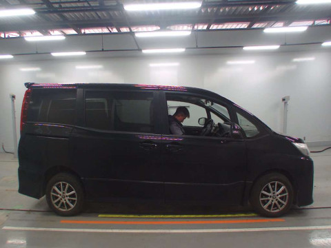 2014 Toyota Noah ZRR85W[2]