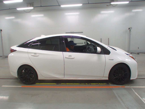 2016 Toyota Prius ZVW50[2]