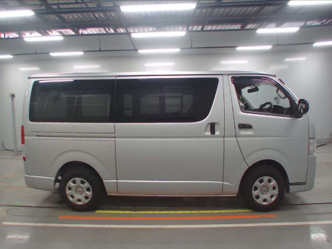 2015 Toyota Regiusace Van TRH200V[2]