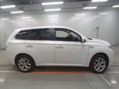 2013 Mitsubishi Outlander PHEV GG2W[2]