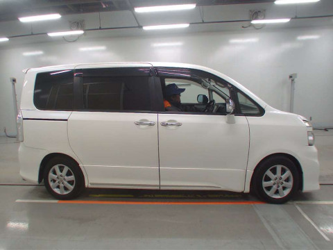 2012 Toyota Voxy ZRR70W[2]