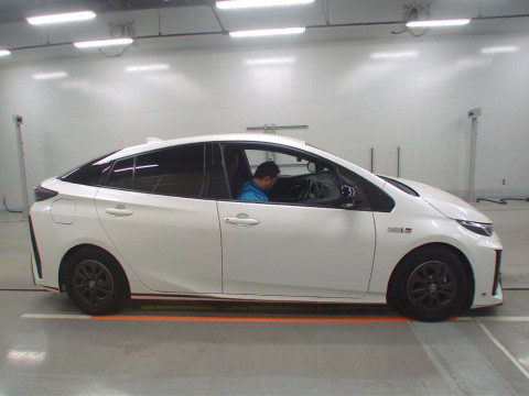 2018 Toyota Prius PHV ZVW52[2]