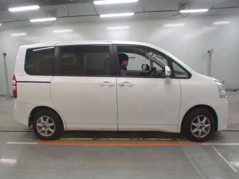 2013 Toyota Noah ZRR70G[2]