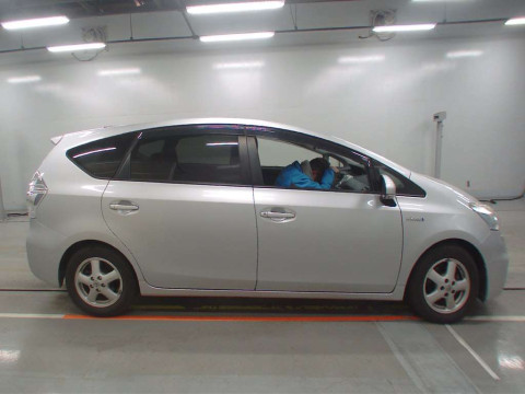 2014 Toyota Prius alpha ZVW40W[2]