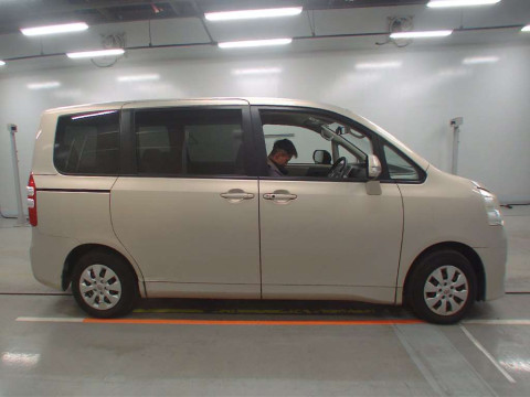 2010 Toyota Noah ZRR70G[2]