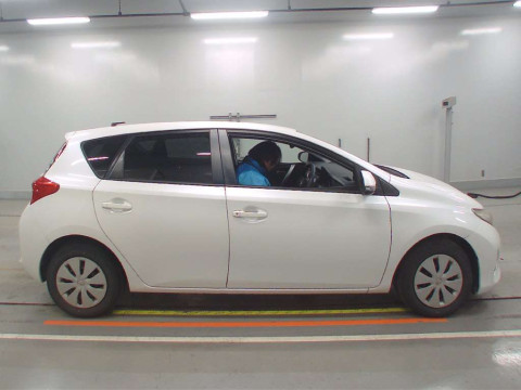 2014 Toyota Auris NZE181H[2]