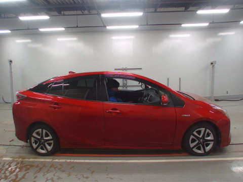 2016 Toyota Prius ZVW51[2]