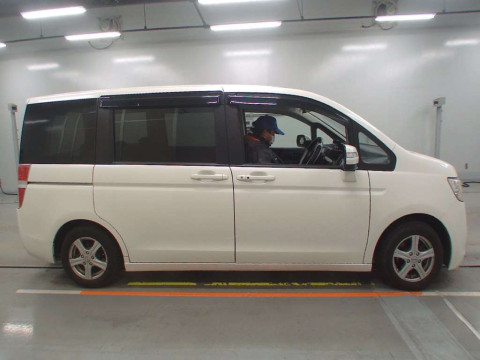 2011 Honda Step WGN RK1[2]