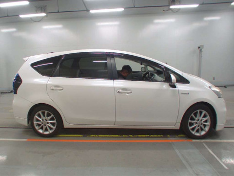 2012 Toyota Prius alpha ZVW41W[2]