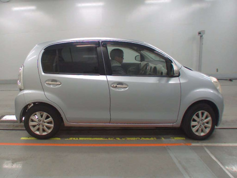 2010 Toyota Passo NGC30[2]