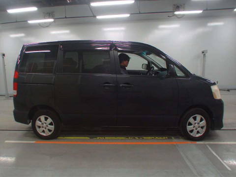 2005 Toyota Noah AZR65G[2]