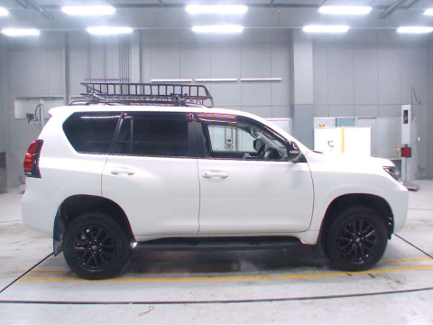 2021 Toyota Land Cruiser Prado TRJ150W[2]