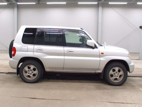 2000 Mitsubishi Pajero iO H77W[2]