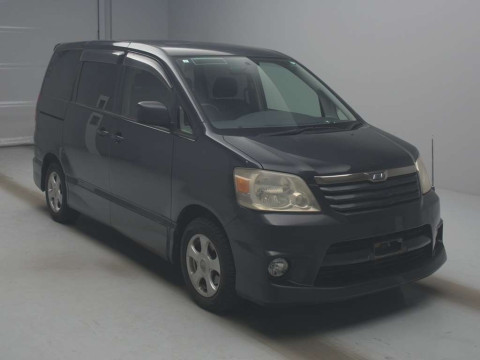 2003 Toyota Noah AZR60G[2]