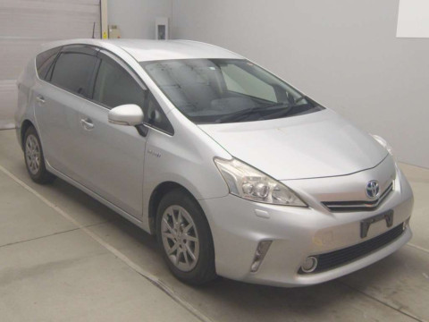 2013 Toyota Prius alpha ZVW41W[2]