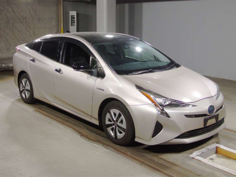 2016 Toyota Prius ZVW50[2]