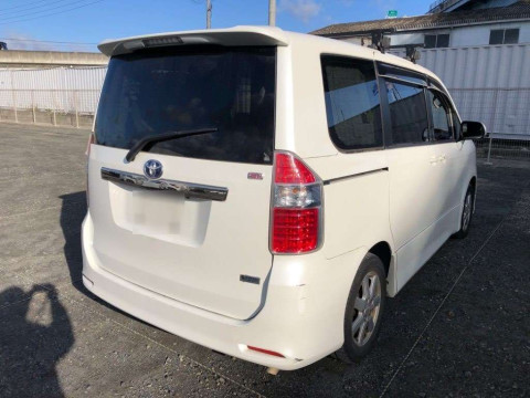 2007 Toyota Noah ZRR70W[1]