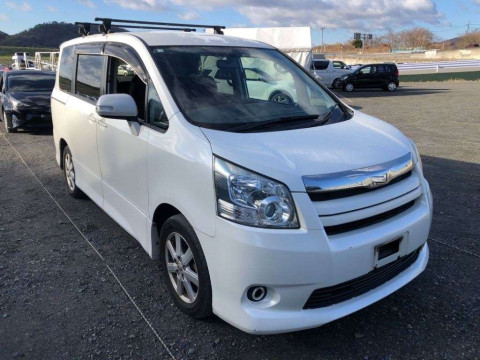 2007 Toyota Noah ZRR70W[2]