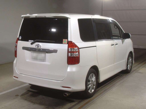 2011 Toyota Noah ZRR70W[1]