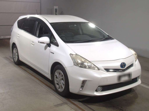 2013 Toyota Prius alpha ZVW41W[2]