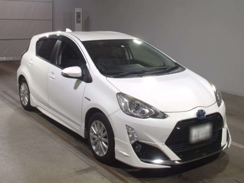 2014 Toyota Aqua NHP10[2]