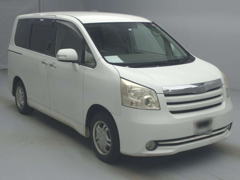 2010 Toyota Noah ZRR70G[2]