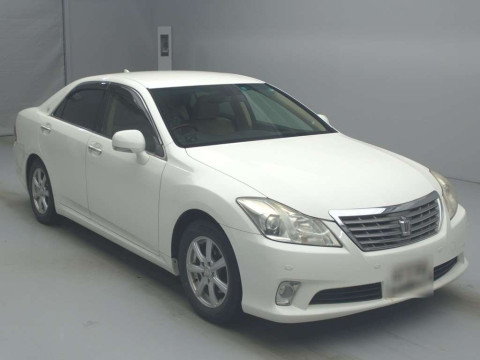 2011 Toyota Crown GRS202[2]