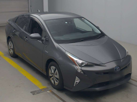 2016 Toyota Prius ZVW51[2]