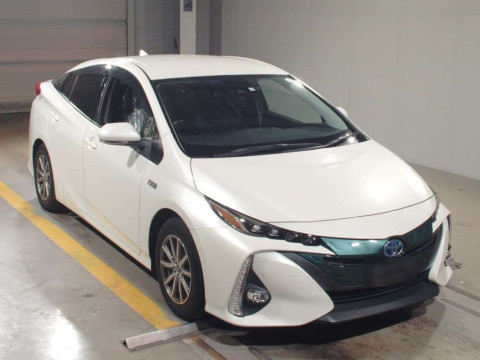 2018 Toyota Prius PHV ZVW52[2]