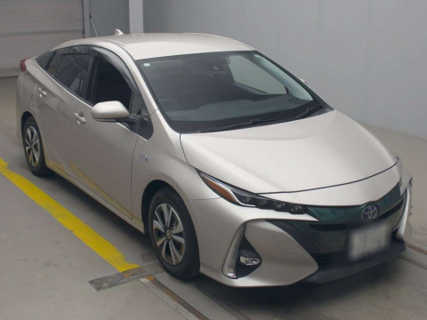 2017 Toyota Prius PHV ZVW52[2]