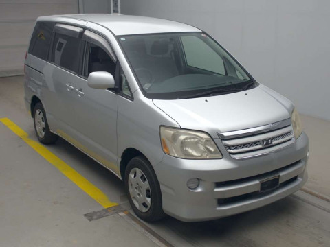 2004 Toyota Noah AZR60G[2]