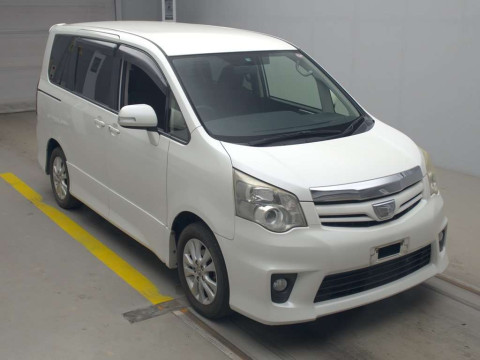 2012 Toyota Noah ZRR70W[2]