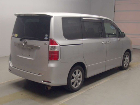 2007 Toyota Noah ZRR70W[1]