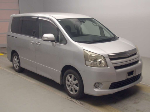 2007 Toyota Noah ZRR70W[2]