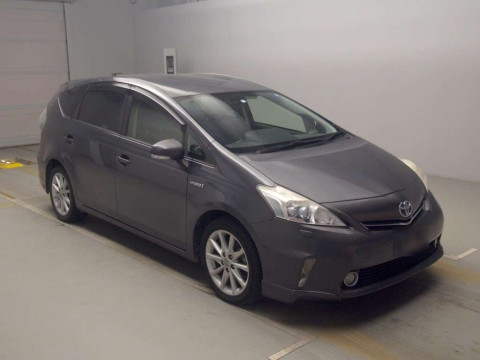 2012 Toyota Prius alpha ZVW41W[2]