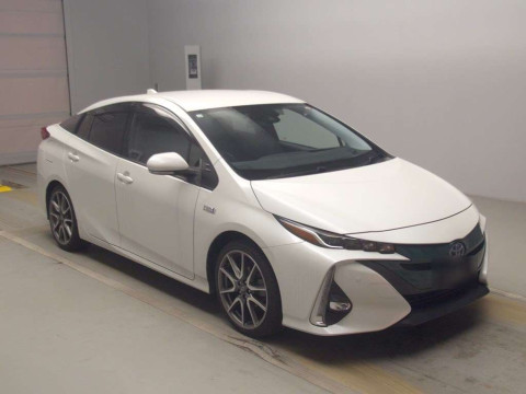 2017 Toyota Prius PHV ZVW52[2]