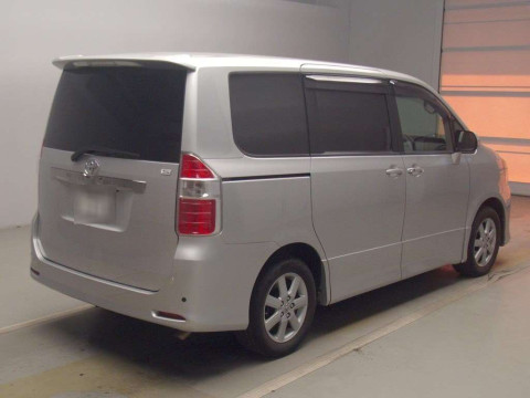 2007 Toyota Noah ZRR70W[1]