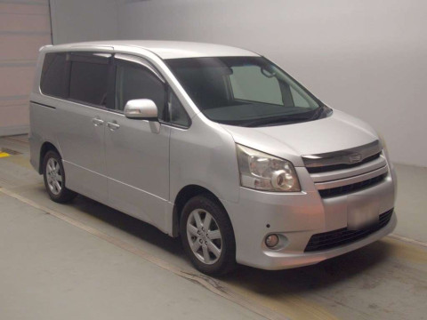 2007 Toyota Noah ZRR70W[2]