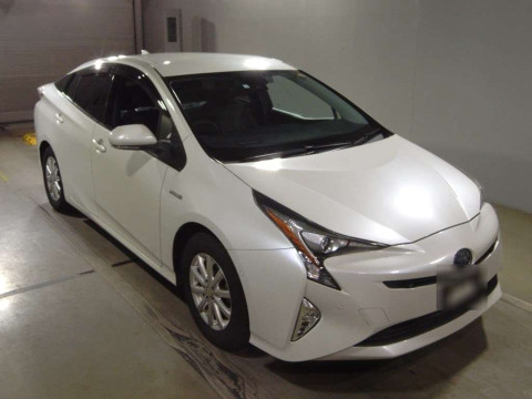 2016 Toyota Prius ZVW55[2]