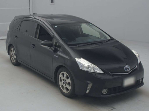 2013 Toyota Prius alpha ZVW41W[2]