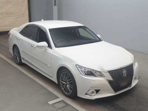 2013 Toyota Crown GRS214[2]