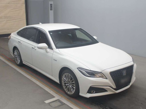 2019 Toyota Crown Hybrid AZSH20[2]