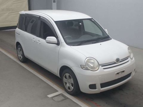 2010 Toyota Sienta NCP81G[2]