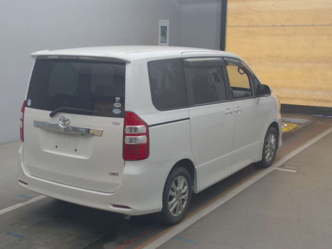 2010 Toyota Noah ZRR70W[1]