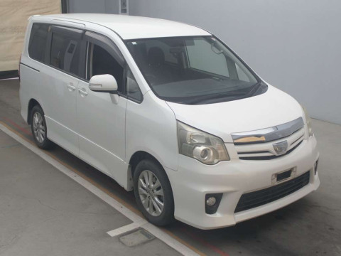 2010 Toyota Noah ZRR70W[2]